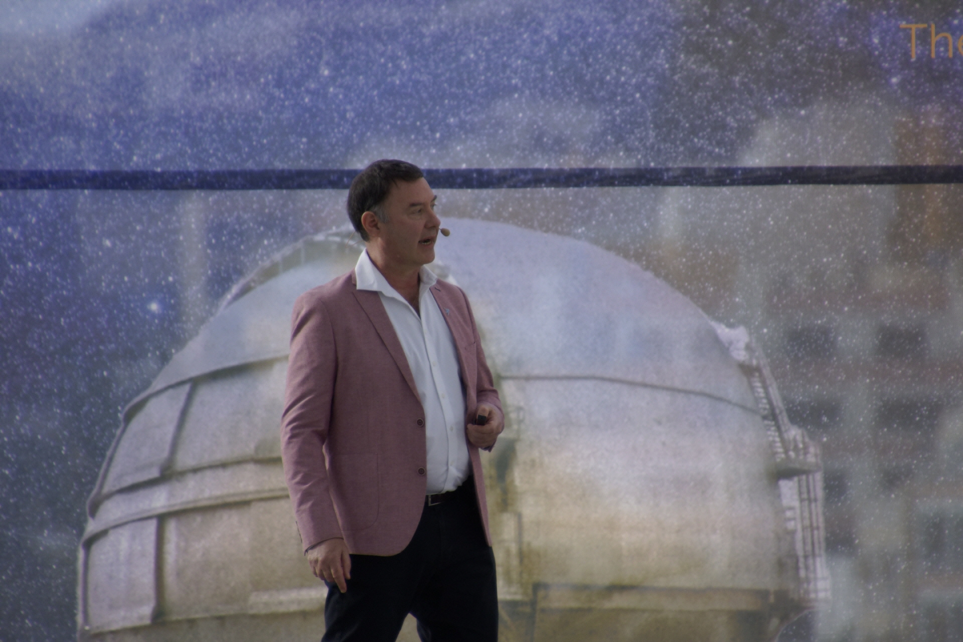 Viel näher dran ist Jim Bell.