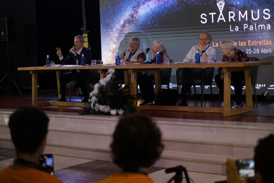 Bevor Starmus offiziell eröffnet, gibt das Board eine Presskonferenz. Rechts neben Chris Hadfield sitzt der Mastermind des Festivals. Gut, dass ich einen Presseausweis habe.