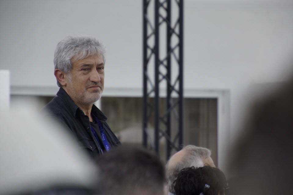 Garik erläutert, warum Starnus auf La Palma stattfindet und spricht über den ungeheuren logistischen Aufwand, der notwendig ist, um ein Megafestival auf eine so kleine Insel zu bringen.