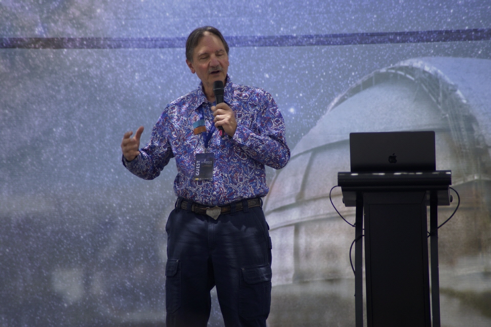 Michael E. Bakich vom Astronomy Magazine.